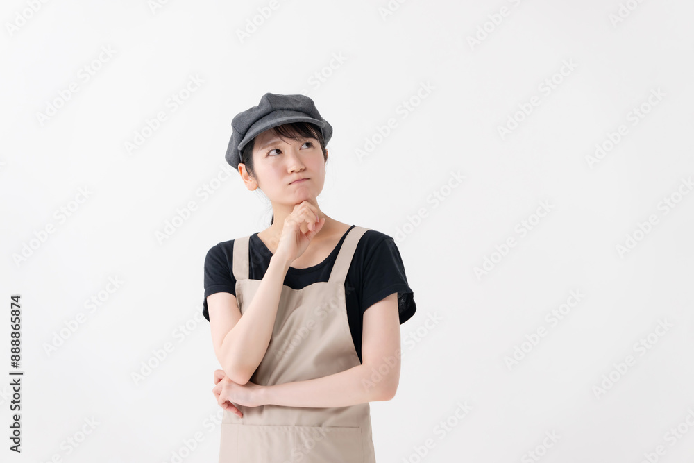 悩む飲食業の女性 悩む飲食業の女性
