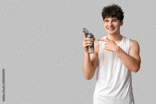 Sporty guy pointing at bott...