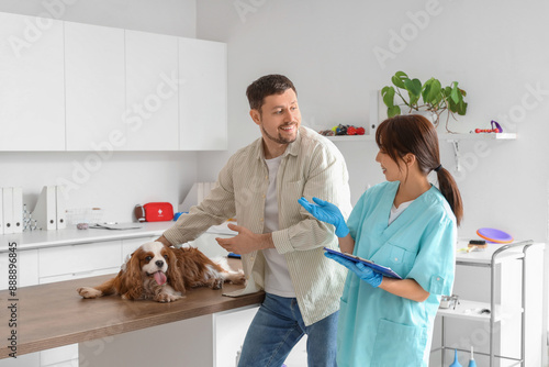 Female Asian veterinarian w...