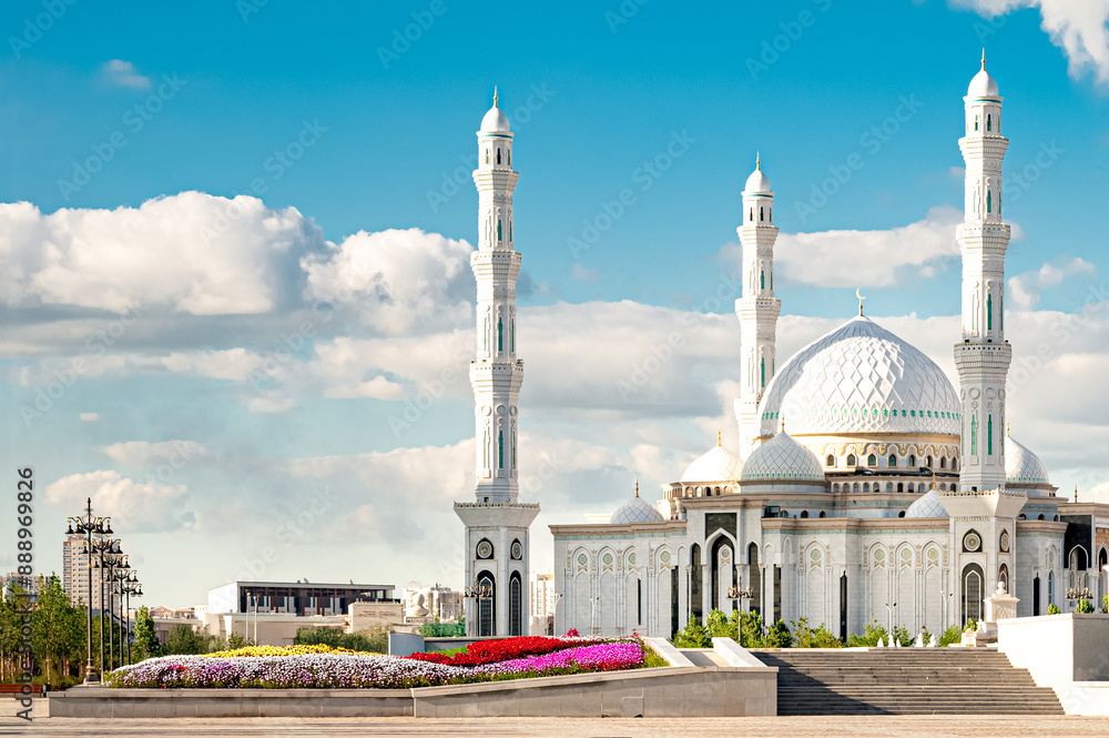 Obraz premium The view of the White Mosque with the minarets of Hazrat Sultan in Astana (NurSultan), Kazakhstan, is designed in Islamic architectural traditions