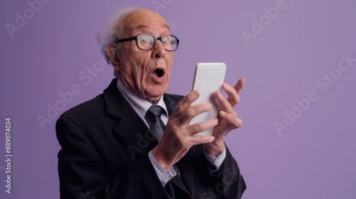 The elderly man with smartphone © Victoria