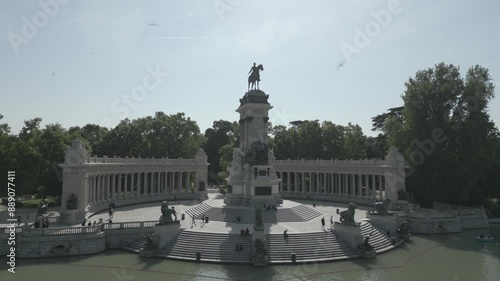 Monumento a Alfonso XII en el parque de El Retiro en Madrid, España