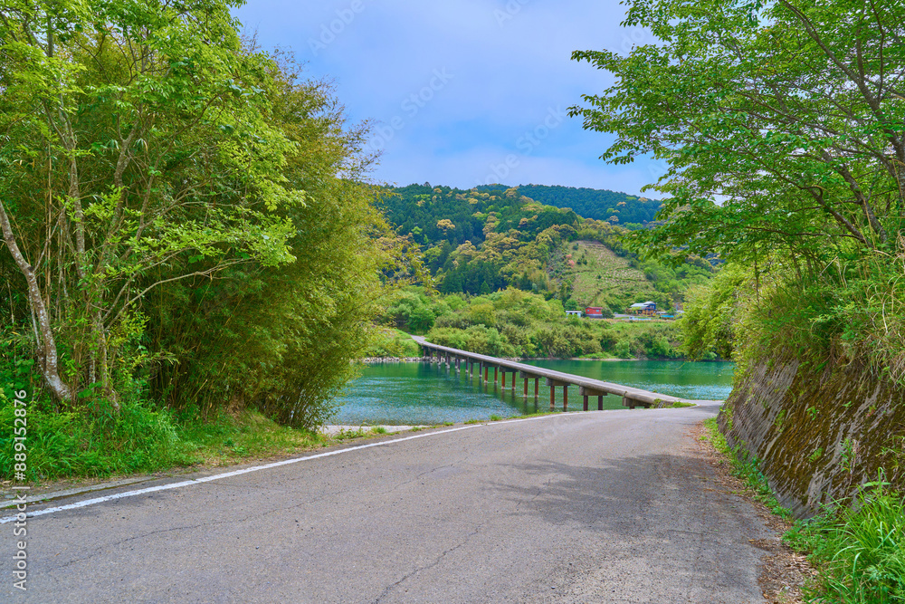 Obraz premium 高知県四万十市の四万十川に架かる三里橋(三里沈下橋)を北側から見る