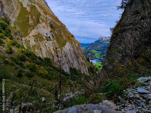 Schweizer Berge mit einem See im Hintergrund photo