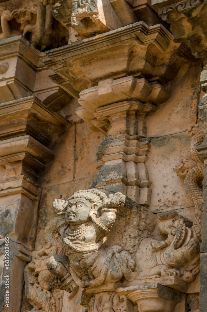 Obraz premium Intricately carved stone sculpture, 11th - 12th Century, Kalyana Chalukya style of Hindu architecture, Kasivisvesvara Temple, Lakkundi, Gadag, Karnataka, India, Asia.