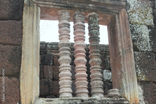Fotografi ancient window at phanom rung temple
