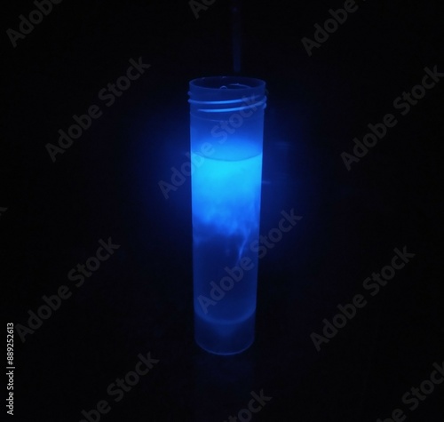 Foto A captivating image shows a glass tube filled with luminous blue glowing liquid against a deep black background