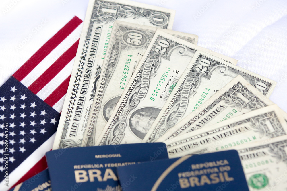 Notas de dolares em diversos valores com passaporte brasileiro e bandeira dos Estados Unidos da America. Notas de dolares em diversos valores com passaporte brasileiro e bandeira dos Estados Unidos da America.
