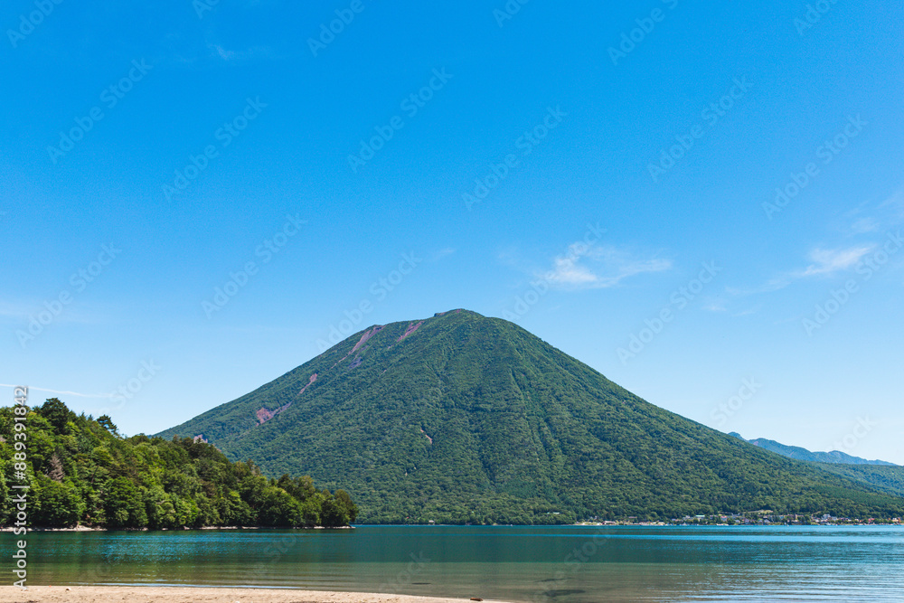 Obraz premium 中禅寺湖から眺める男体山