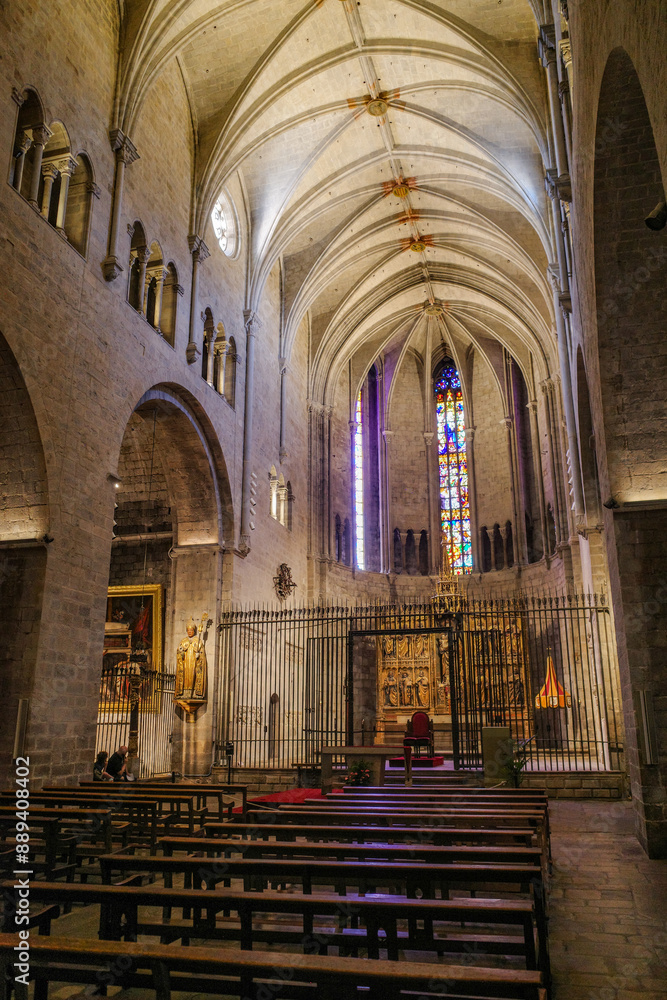 Obraz premium Girona, Spain - 18 July, 2024: Central nave in Basilica of Saint Felix, Girona, Catalonia