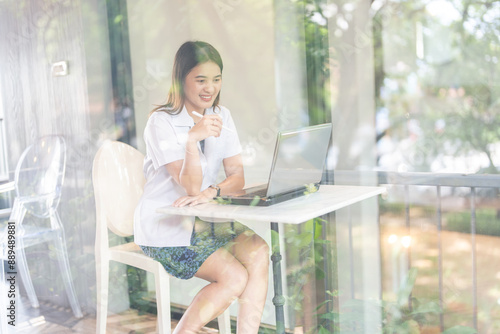 Free Download With a touch of compassion Female doctor reassures patients during challenging times It emphasizes the importance of flexibility and perseverance. Treating disease through a laptop - GFXLoad