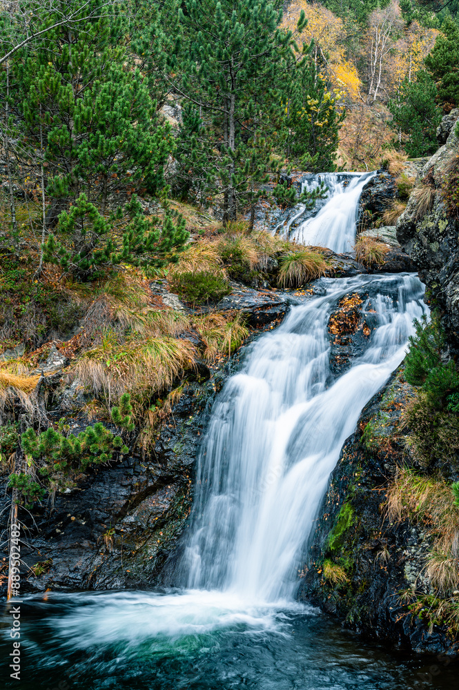 Naklejka premium Waterfall in autumn (Pyrenees Mountains)
