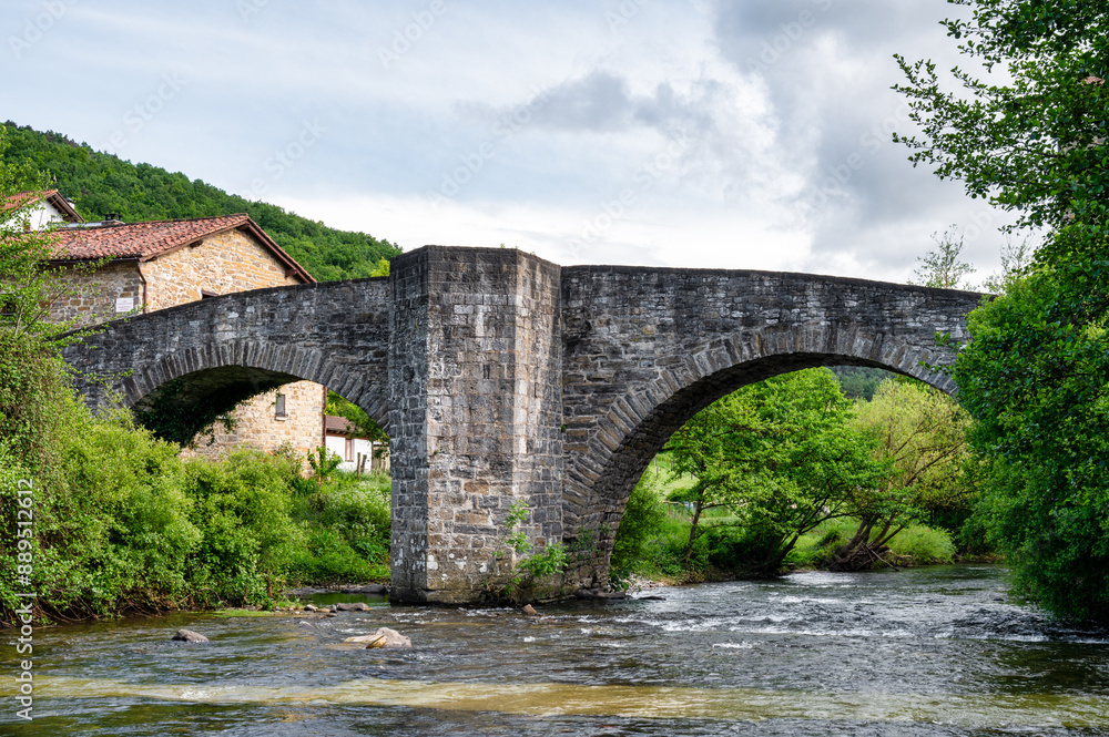 Fototapeta premium Zubiri Stone Bridge