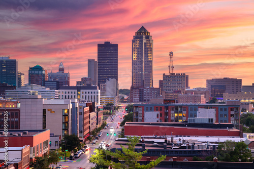 Obraz na płótnie Des Moines, Iowa, USA. Cityscape image of Des Moines skyline, Iowa, USA at summer sunset. w salonie