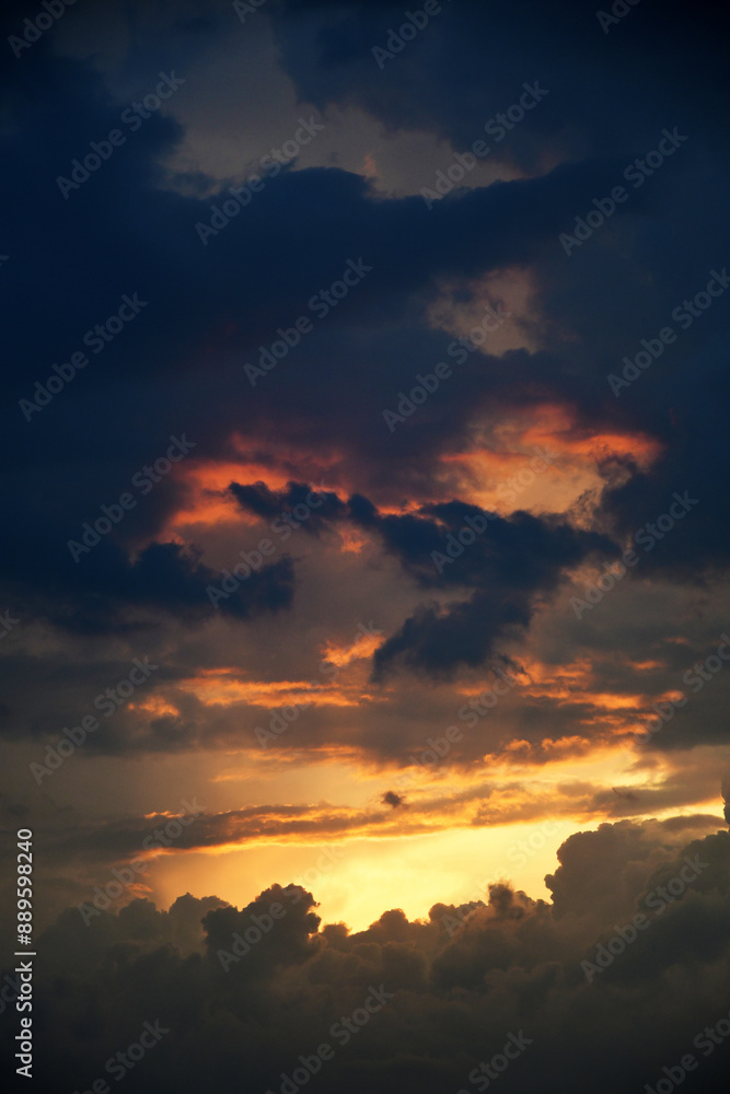 Obraz premium sunset in ström clouds