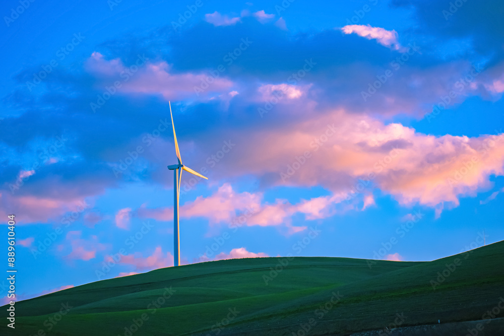 Obraz premium Windmill and Beautiful Clouds in the Background 