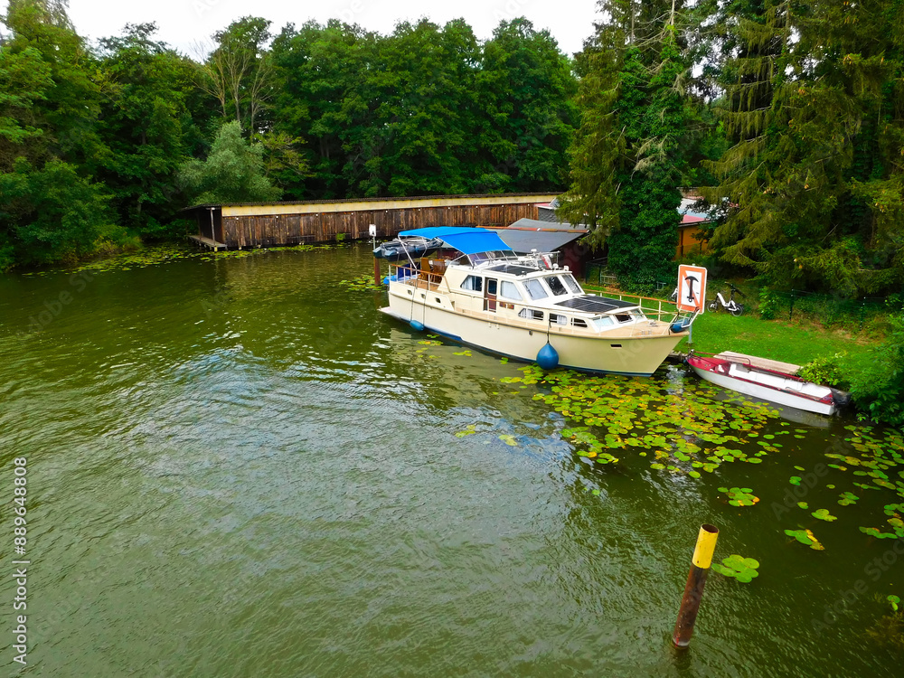 Der Köppensbeek zwischen großen Lychener See,
Stadtsee und Nesselpfuhlsee Der Köppensbeek zwischen großen Lychener See,
Stadtsee und Nesselpfuhlsee