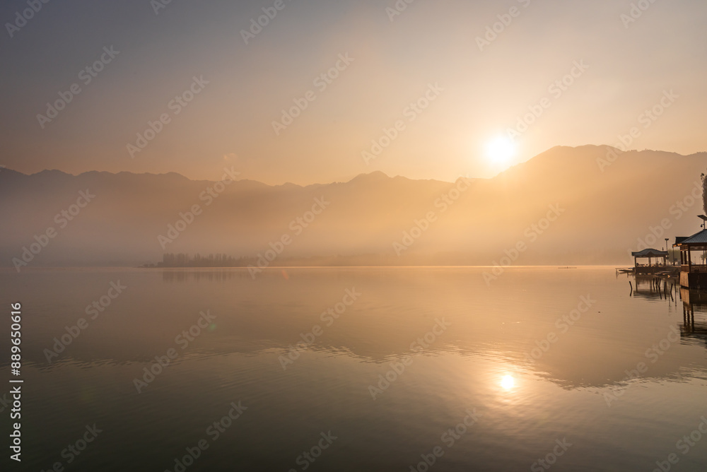 Obraz premium Panoramic landscape of Dal Lake nestled in Himalayas mountain range during sunrise on autumn morning from lake view point at Srinagar, Jammu and Kashmir, India.