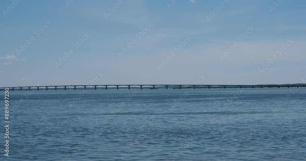 Le Viaduc d'Oléron depuis les remparts du Château d'Oléron, franchissant le Coureau d'Oléron depuis Bourcefranc-le-Chapus sur le continent au sud-Ouest des Charente-Maritime
Le Viaduc d'Oléron depuis les remparts du Château d'Oléron, franchissant le Coureau d'Oléron depuis Bourcefranc-le-Chapus sur le continent au sud-Ouest des Charente-Maritime