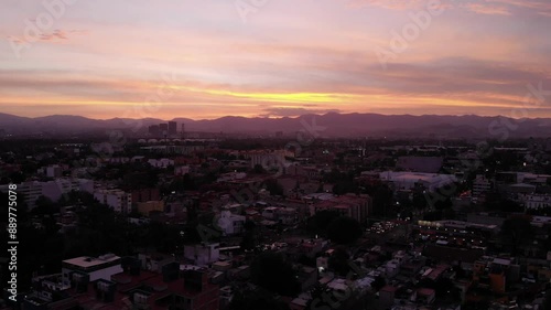 Wallpaper Mural Atardecer Ciudad de México dron toma aérea travelling lateral y en retroceso Torontodigital.ca