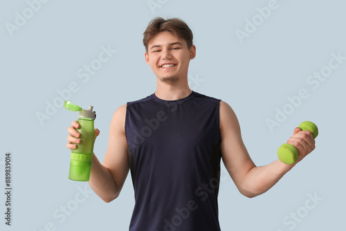 Sporty young man with bottl...