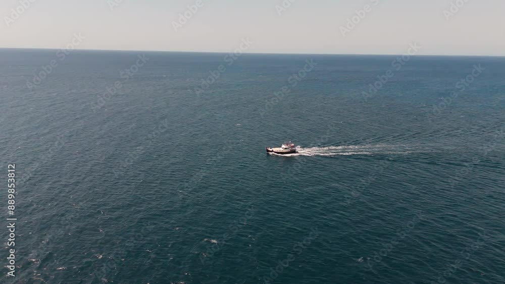 Explorando Menorca: Barcos y Playas Paradisíacas en Alta Definición Explorando Menorca: Barcos y Playas Paradisíacas en Alta Definición
