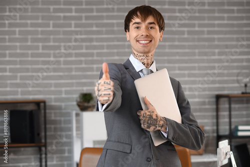 Young businessman using vir...
