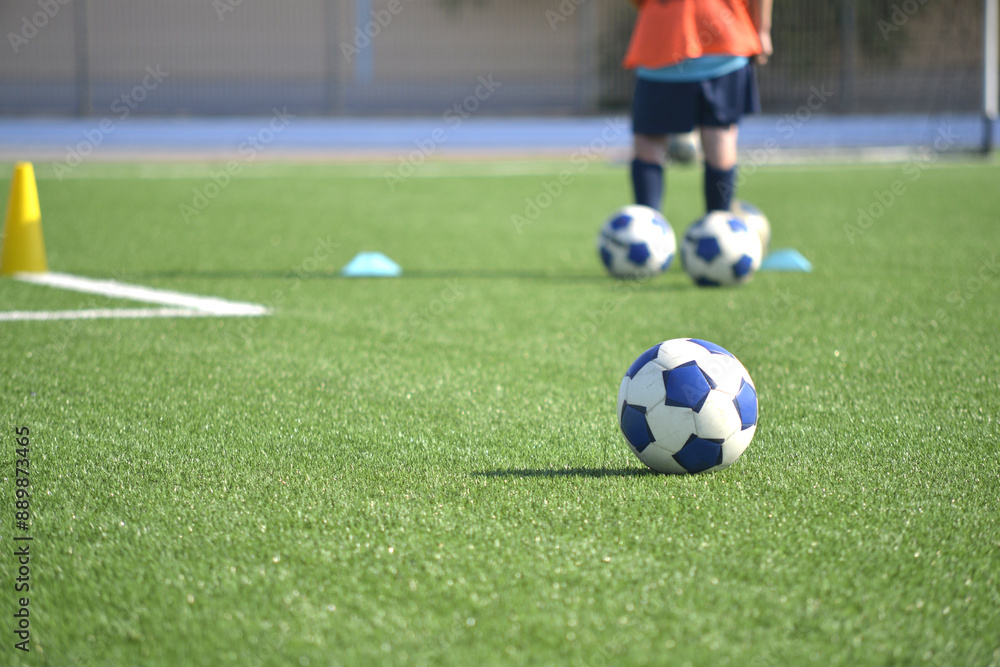 palloni da calcio sul campo di gioco palloni da calcio sul campo di gioco