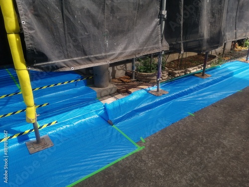 住宅の外壁塗装　ブルーシートで養生とベース