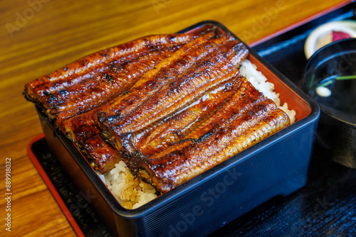 うな重の上のＷ。
鰻が丸々一尾乗った上級メニューである。
炭火焼うなぎ専門店「うな政」。
革新的な調理システムで非常に廉価に美味しい鰻が食べられる。
日本国静岡県伊豆半島三島市-2024年6月30日

三島市の名物、鰻の蒲焼。
各所から湧き出る、富士山の湧水を利用し、ハイクオリティな鰻を食べることができる。

かつて三島の鰻は、三嶋大社の神使として崇められていた。
