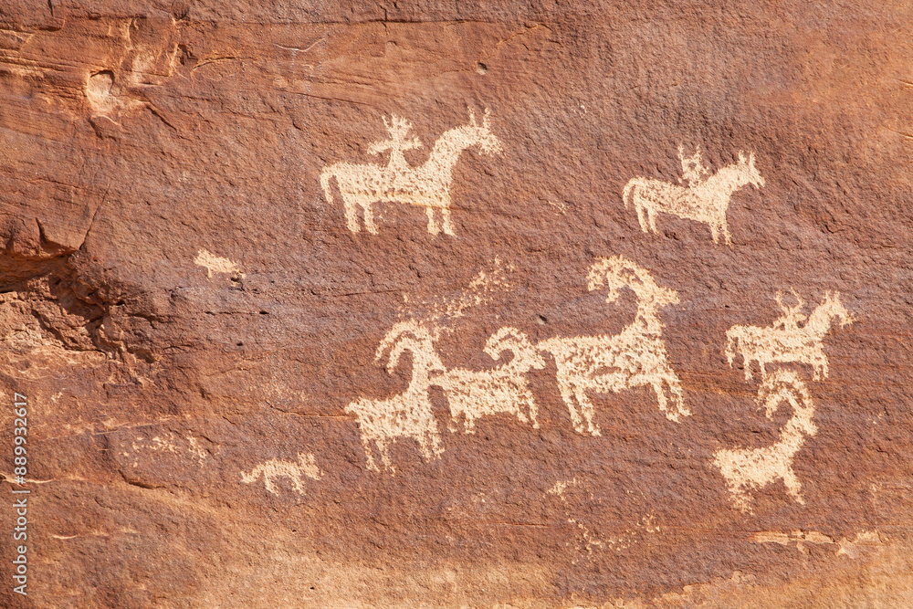 Obraz premium Ancient petroglyphs on red rocks in Arches National Park near Moab, Utah 