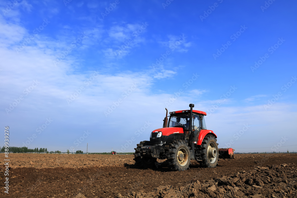 In spring, farmers use farm machinery to grow peanuts In spring, farmers use farm machinery to grow peanuts