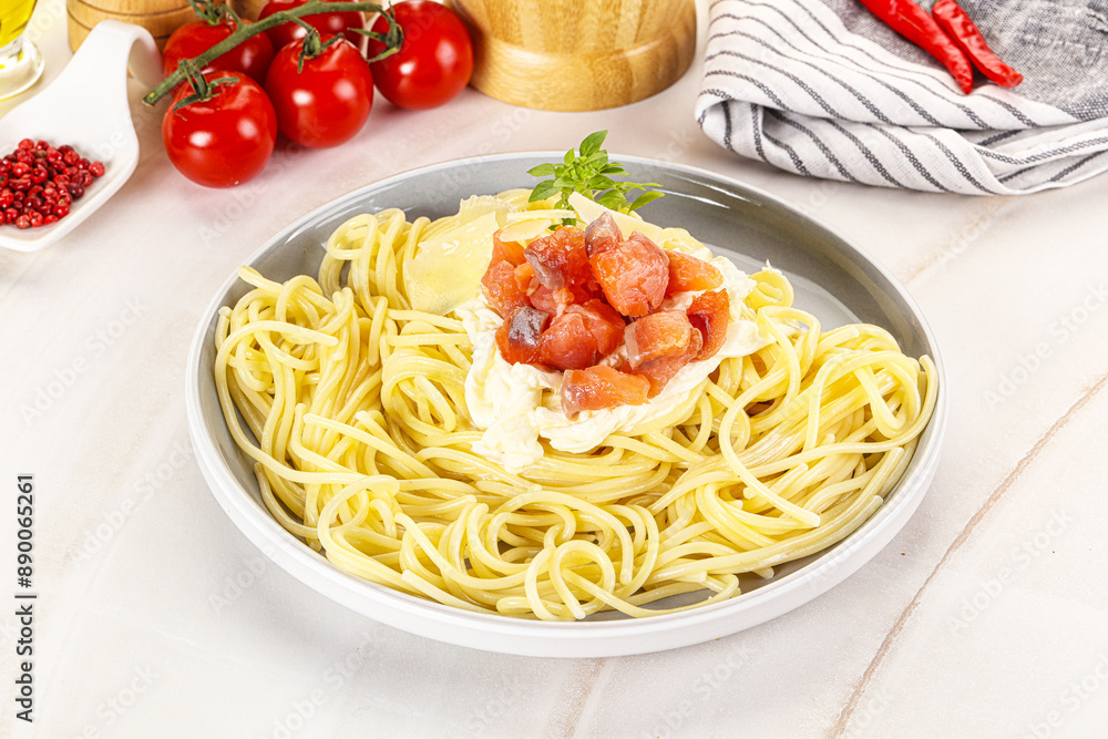 Pasta spaghetti with salmon and stracciatella Pasta spaghetti with salmon and stracciatella
