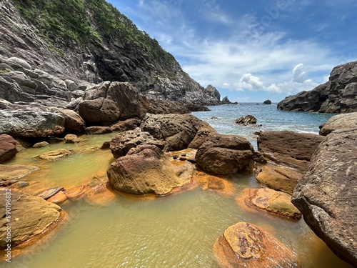 Shikinejima in Tokyo is a wild hot spring paradise. Jinata Onsen is a free mixed bathing open-air bath. You can wear a bathing suit, and it is a rare underwater hot spring in Japan that sinks in the s photo