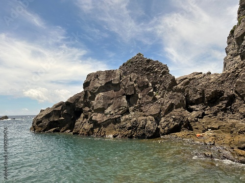 Shikinejima in Tokyo is a wild hot spring paradise. Jinata Onsen is a free mixed bathing open-air bath. You can wear a bathing suit, and it is a rare underwater hot spring in Japan that sinks in the s photo