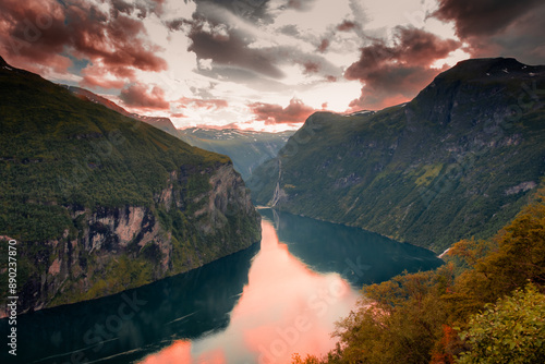 Obraz na płótnie Sunset over the Geirangerfjord and the Seven Sisters Waterfall, Norway w salonie