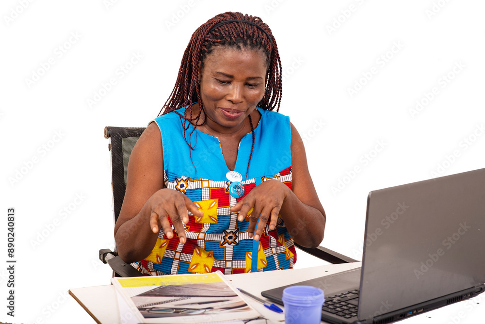 Φωτογραφία close up of a beautiful businesswoman sitting in front of a laptop, smiling