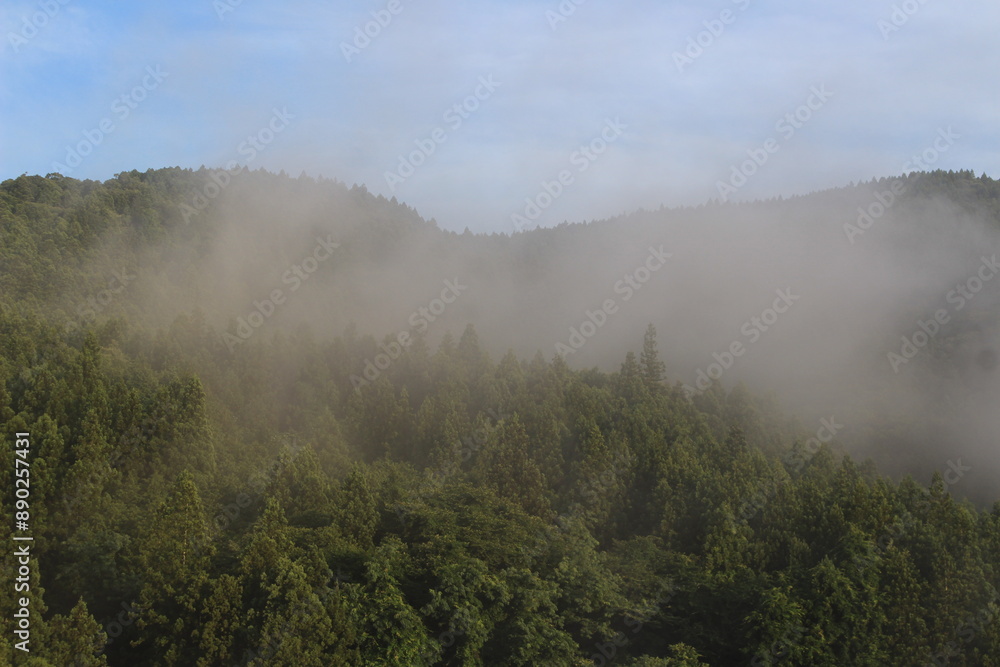 霧に包まれた群馬県の山間 霧に包まれた群馬県の山間
