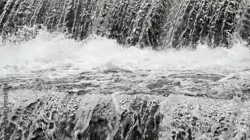 Wehr einer Wasserkraftanlage in Zeitlupe