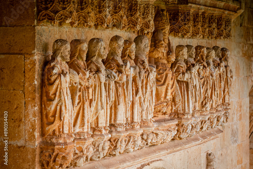 Fotografia Gothic sculptural frieze, Christ in majesty surrounded by the Tetramorphs and fl