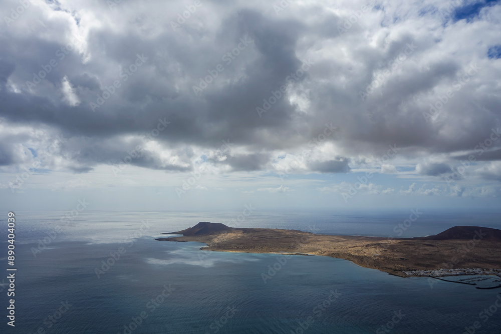 Panoramablick auf die Küste von Lanzarote mit Wolken Panoramablick auf die Küste von Lanzarote mit Wolken