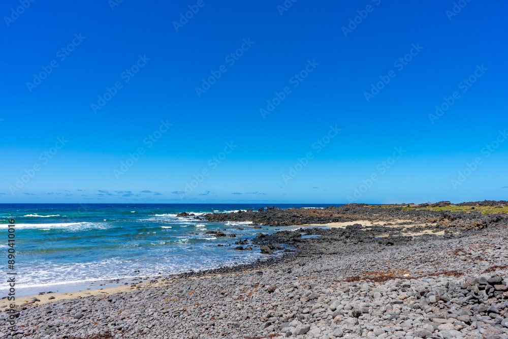 Felsige Küste und Wellen am Strand von Lanzarote Felsige Küste und Wellen am Strand von Lanzarote