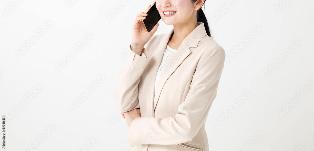 電話をするビジネスウーマン