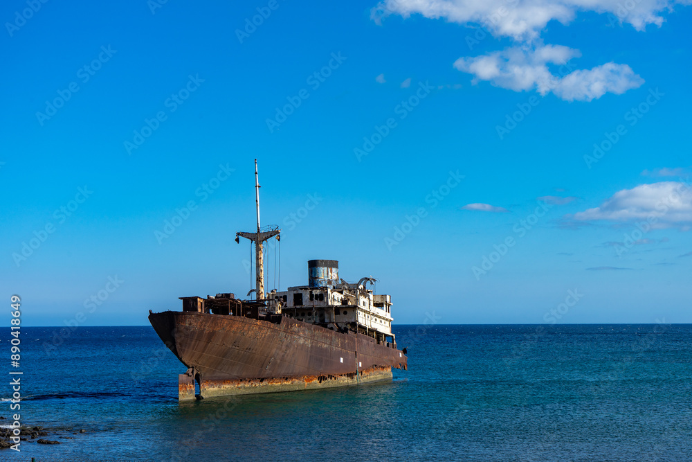 Fototapeta premium Verlassenes Schiffswrack vor der Küste von Lanzarote, Spanien