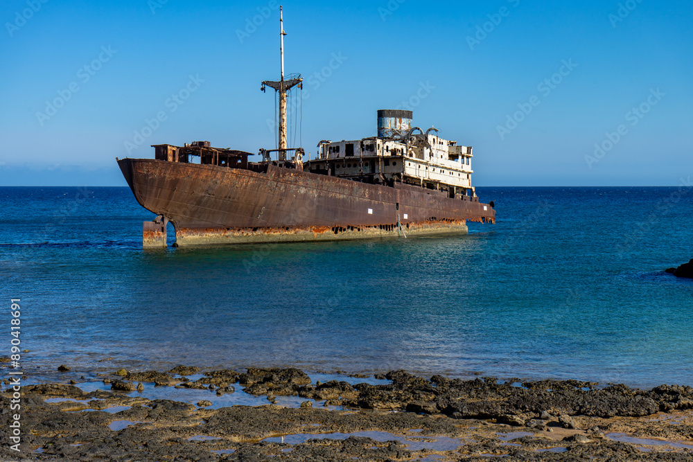 Verlassenes Schiffswrack vor der Küste von Lanzarote, Spanien Verlassenes Schiffswrack vor der Küste von Lanzarote, Spanien