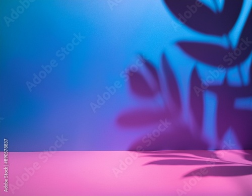 Parede azul vazia e piso rosa de estúdio com sombras de folhagens refletidas. Fundo minimalista para produtos ou texto.