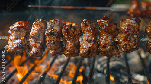 corte de carne delicioso a la parrilla al carbon con la flama de fuego filete jugoso cocido en el asador alimentacion gourmet