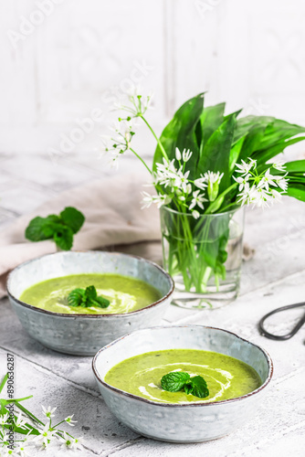 Cuadro en lienzo Two bowls of wild garlic soup on light gray background