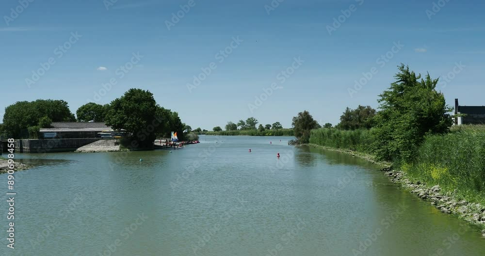 Marans en Charente-Maritime. Club d'Aviron Mirandais sentre le Port et Bout des Barques au bord de la Sèvre Niortaise et dérivation vers le Canal de Marans à la Mer Marans en Charente-Maritime. Club d'Aviron Mirandais sentre le Port et Bout des Barques au bord de la Sèvre Niortaise et dérivation vers le Canal de Marans à la Mer