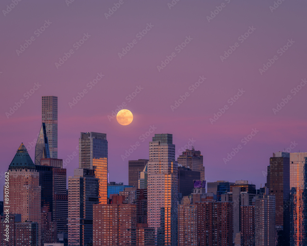 Fototapeta premium Manhattan skyline with a full moon 